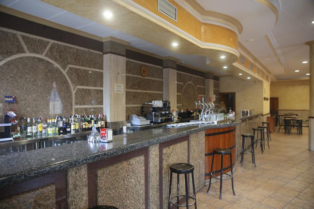 Hostal Restaurante Cuatro Caminos Calera y Chozas Zewnętrze zdjęcie